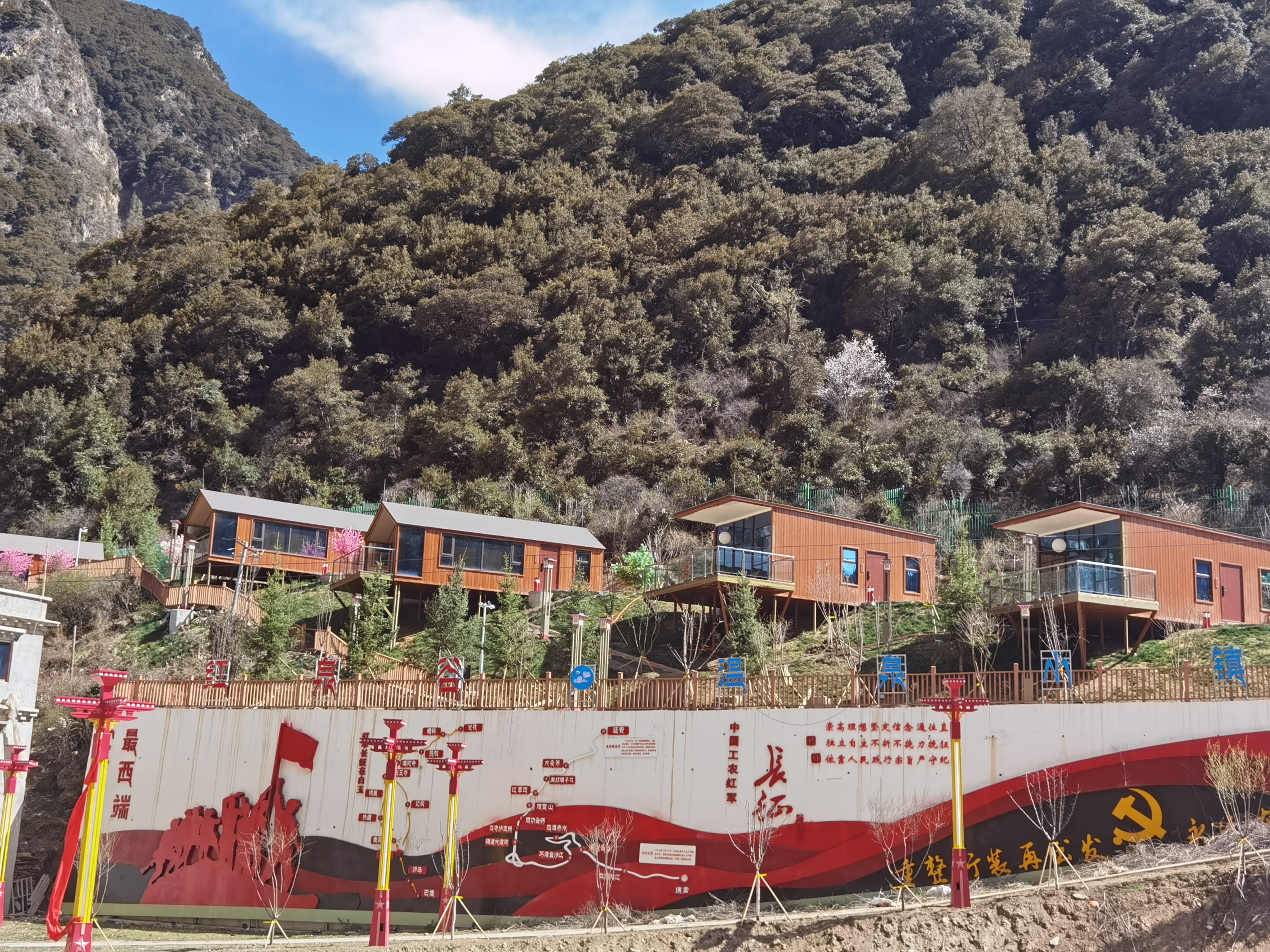 公司捐資800萬元幫扶白玉縣打造德西村“紅泉谷”溫泉小鎮